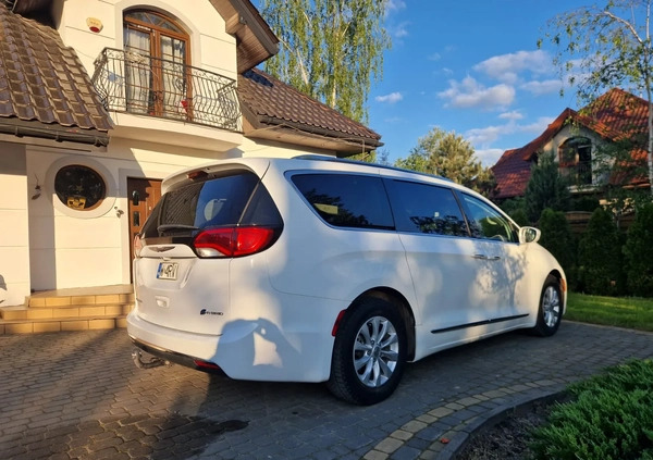 Chrysler Pacifica cena 114900 przebieg: 146000, rok produkcji 2018 z Otwock małe 704